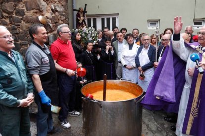 La procesión del Santo Potajero es tradicional en La Bañeza. JESÚS F. SALVADORES