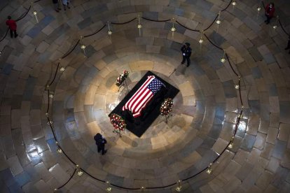 Vista aérea del féretro del fallecido senador republicano John McCain. JIM LO SCALZO