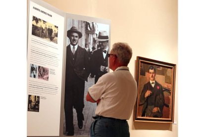 Un hombre observa uno de los paneles que explican algunos de los datos más curiosos de la historia de la Residencia de Estudiantes.