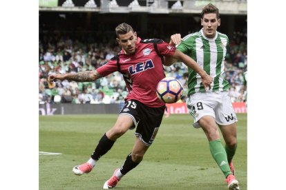 Theo, con la elástica del Alavés, ante el Betis esta temporada. CADENAS