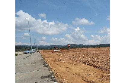 Forestalia está construyendo su central de biomasa en el Bayo. A. F. B.