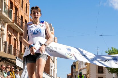 Noelia Sabugo en el momento de cruzar la línea de meta. BENJAMÍN REDONDO