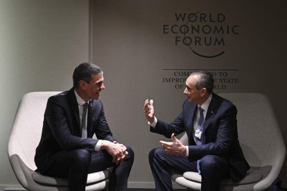 Pedro Sánchez con el presidente de Dow Inc, Howard Ungerleider ayer, en Davos. BORJA PUIG DE LA BELLACASA