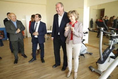 El subdelegado del Gobierno, el director del Imserso, el alcalde de León y la ministra de Sanidad, en la visita a las instalaciones. RAMIRO