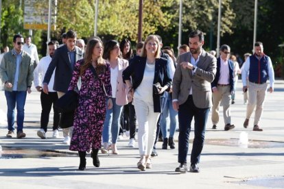 Margarita Torres, junto a Ester Muñoz y David Fernández, en primer plano, junto a otros compañeros de partido que integran la lista al Ayuntamiento. RAMIRO