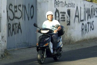 Entrada de la finca ‘Las Quemadillas’, donde Bretón se deshizo de sus hijos, llena de pintadas.