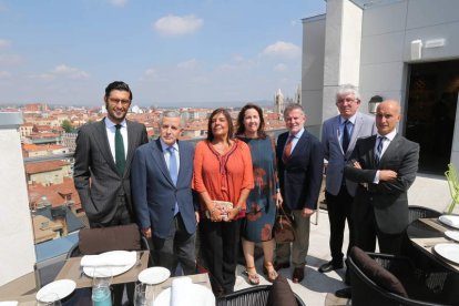 Los propietarios del hotel posan con las autoridades, ayer en el acto de inauguración.