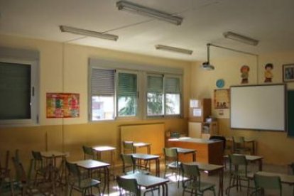 Una de las aulas del colegio Virgen de la Quinta Angustia Cacabelos con ventanas nuevas.