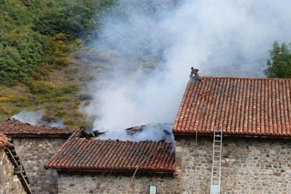 Un vecino trata de sofocar el incendio. DL