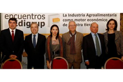 Pablo Lago, Jaime Palafox, Elena Arzak, José Peñín, José Ignacio Arranz y Adriana Ulibarri, ayer minutos antes del inicio de la jornada de Edigrup en San Marcos.