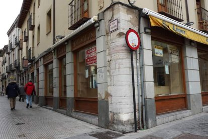 Azabachería es una de las calles en las que mejor se refleja la decadencia del casco histórico de León. J. NOTARIO