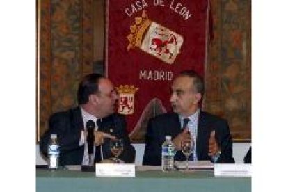 De Francisco, con el presidente de la Casa de León, José Rafael Álvarez