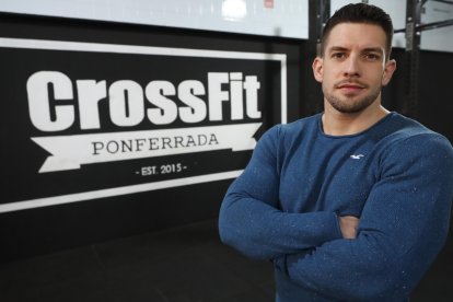 Javier Abad, en el box de Crossfit Ponferrada en el que entrena. L. DE LA MATA