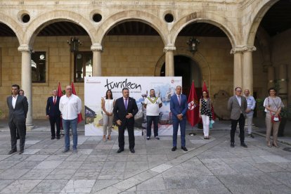 Presentación oficial de la Mesa del Turismo de León en la Diputación. FERNANDO OTERO