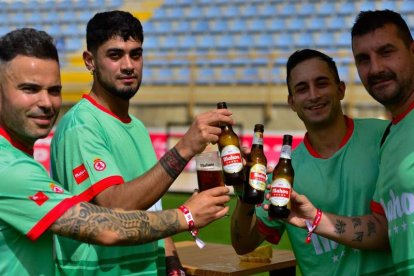 Fabio Tolaba y Pablo Velasco brindan con Mahou. DL