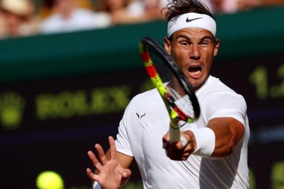 Nadal conecta un golpe en la semifinal ante Federer.