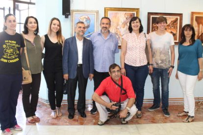 Algunos de los artistas, junto al pintor, el alcalde, José Miguel Palazuelo, y la edil de Cultura.