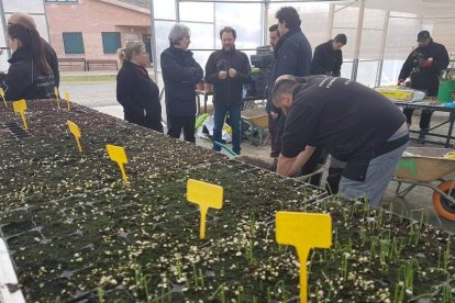 El alcalde, Manuel García, y el edil Miguel Ángel Díaz de Celis visitaron a los alumnos de Ecoterra. DL