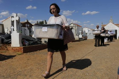 Sol Gómez Arteaga encabeza la comitiva con las nueve cajas a su llegada ayer por la tarde al cementerio de Valderas.