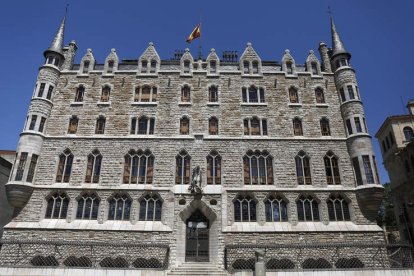 El edificio de Botines, sede de Fundos, que exige la reintegración de un abultado patrimonio . FERNANDO OTERO