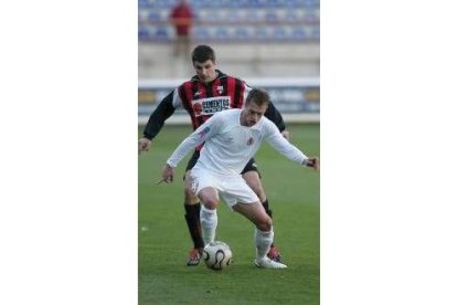 Iván Mateo se lleva el balón frente a un jugador del Lemona