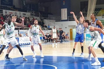 Silvano Merlo convierte un tiro libre para el equipo berciano. FROC