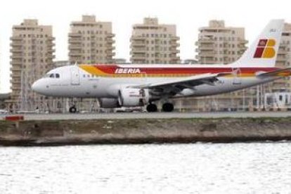 Un avión Airbus-319 de la compañía Iberia a su llegada a Gibraltar, en una imagen de archivo.