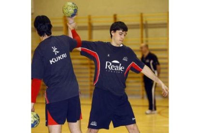 Aguirrezabalaga y al fondo Jordi Ribera.