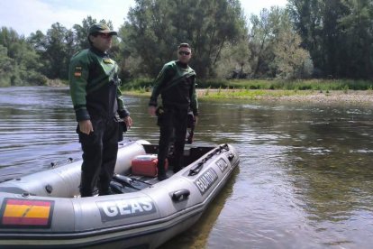 Dos de los agentes especiales que participaron ayer en la búsqueda del desaparecido en el Esla. DL