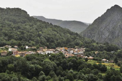 No hay descanso para la vista de los hayedos, robledales y prados ganados  al monte. RAMIRO