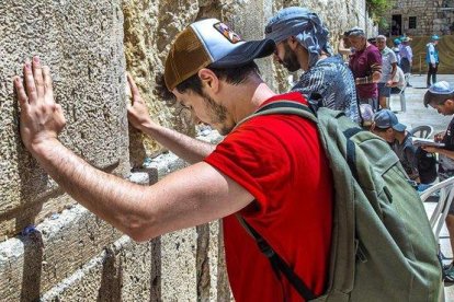 Miki, frente al Muro de las Lamentaciones, en Jerusalén.