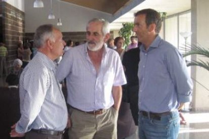 Luis Rodríguez, Matías Llorente y Santiago Dorado, en el tanatorio de La Robla.