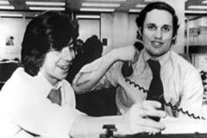 Imagen de Bob Woodward y Carl Bernstein tras ganar el premio Pulitzer por el caso Watergate