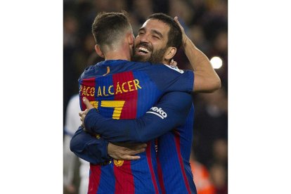 Paco Alcácer, izquierda, y el turco Arda Turan, celebran el quinto gol del equipo blaugrana. MARTA PÉREZ