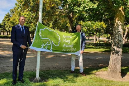 El alcalde y el concejal de Desarrollo Urbano izaron esta semana la Bandera Verde del parque de La Granja. DL