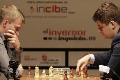 Nikita Vitiugov observa detenidamente el movimiento de Jaime Santos en la primera semifinal del Magistral de Ajedrez. FERNANDO OTERO