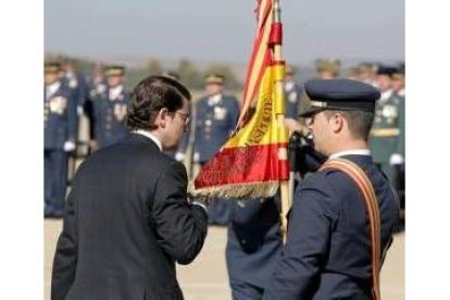 Fernández Mañueco, en el 70 aniversario de la base aérea de Matacán