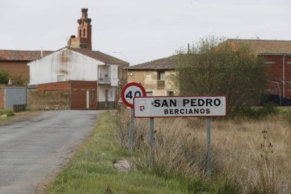 Imagen de la carretera de acceso a la localidad de San Pedro Bercianos. RAMIRO