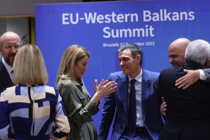 Pedro Sánchez y la presidenta del Parlamento Europeo. OLIVIER HOSLET