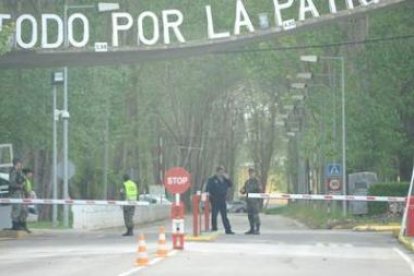 Entrada de la base millitar de El Ferral, en una imagen de archivo, el día que se declaró la cuarent