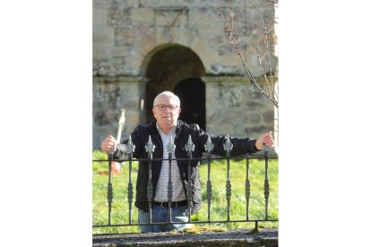 Alfredo de Arriba, ante la iglesia de Barjas. DE LA MATA