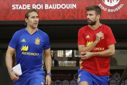 Julen Lopetegui y Gerard Piqué saltan al césped del estadio Rey Baldunio antes del entrenamiento de este miércoles.