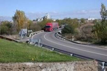 La carretera nacional tiene una curva muy prolongada justo antes de entrar a Villadangos del Páramo