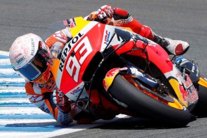 Márquez tuvo que operarse el brazo tras sufrir una aparatosa caída en el GP de Jerez. ROMÁN RÍOS