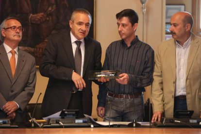 Francisco Martínez Carrión, Dionisio Domínguez, Roberto Vivero y José Manuel Fernández Corral, en la entrega del premio.