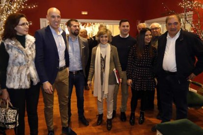 Carcedo, junto a representantes de las ejecutivas local, provincial y autonómica del PSOE, después del desayuno informativo que tuvo a primera hora de la mañana con los medios de comunicación. MARCIANO PÉREZ