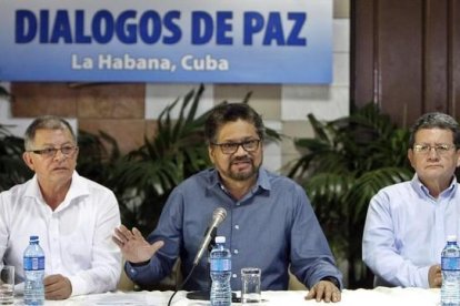 Iván Márquez (centro), líder de los delegados de las FARC, lee un comunicado en La Habana (Cuba), el 8 de febrero. /