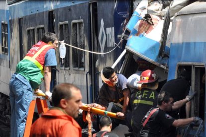 Un herido es rescatado de uno de los vagones destrozados del convoy accidentado.