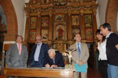 Los representantes de la Fundación y el párroco firmaron la entrega del retablo.