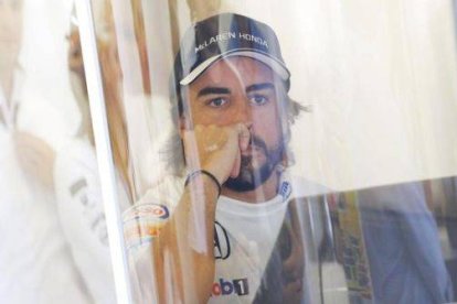 Fernando Alonso, en el box de McLaren en el circuito de Silverstone.